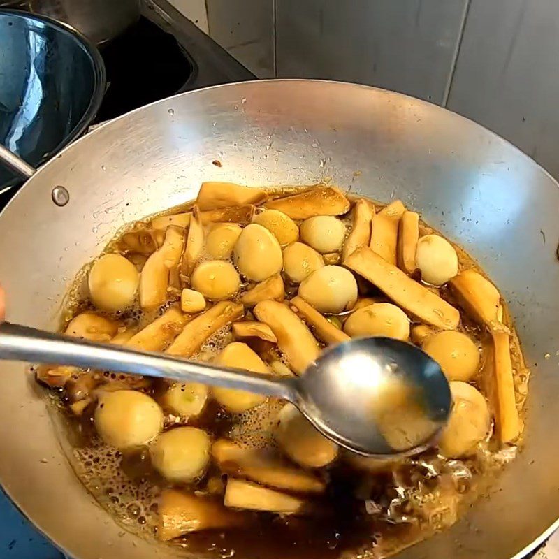 Step 4 Stew quail eggs and mushrooms Quail eggs stew with chicken thigh mushrooms