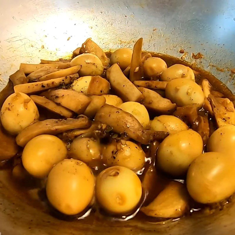 Step 4 Stew quail eggs and mushrooms Quail eggs stew with chicken thigh mushrooms