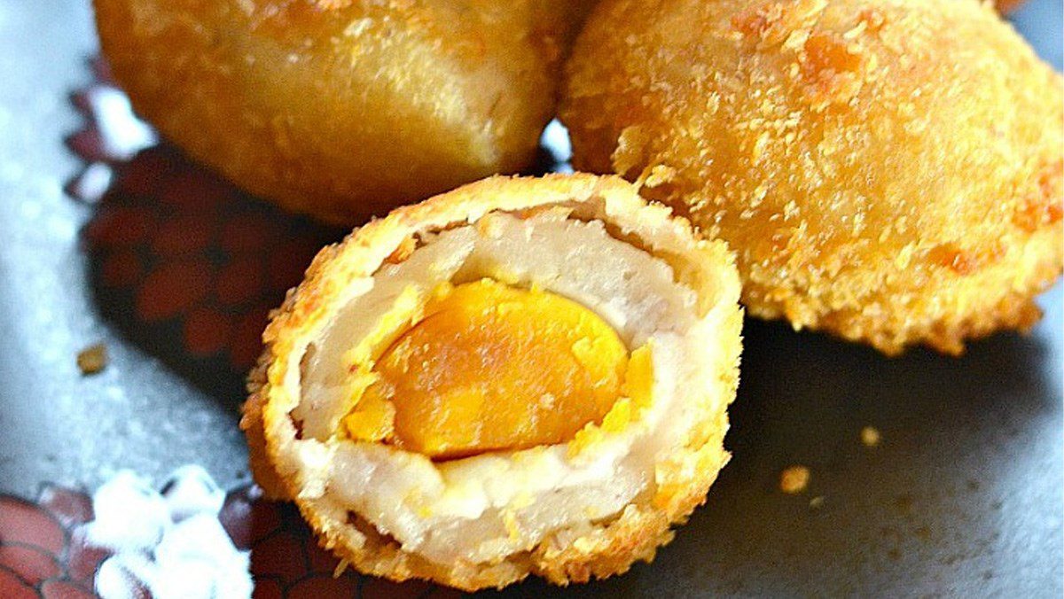 Fried Taro with Salted Egg Filling