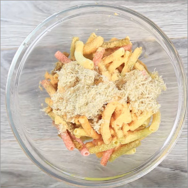 Step 2 Shake the noodles Fried noodles with cheese powder and pork floss