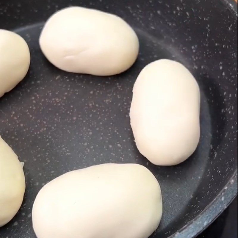 Step 2 Make the cake for cheese sticky rice cake