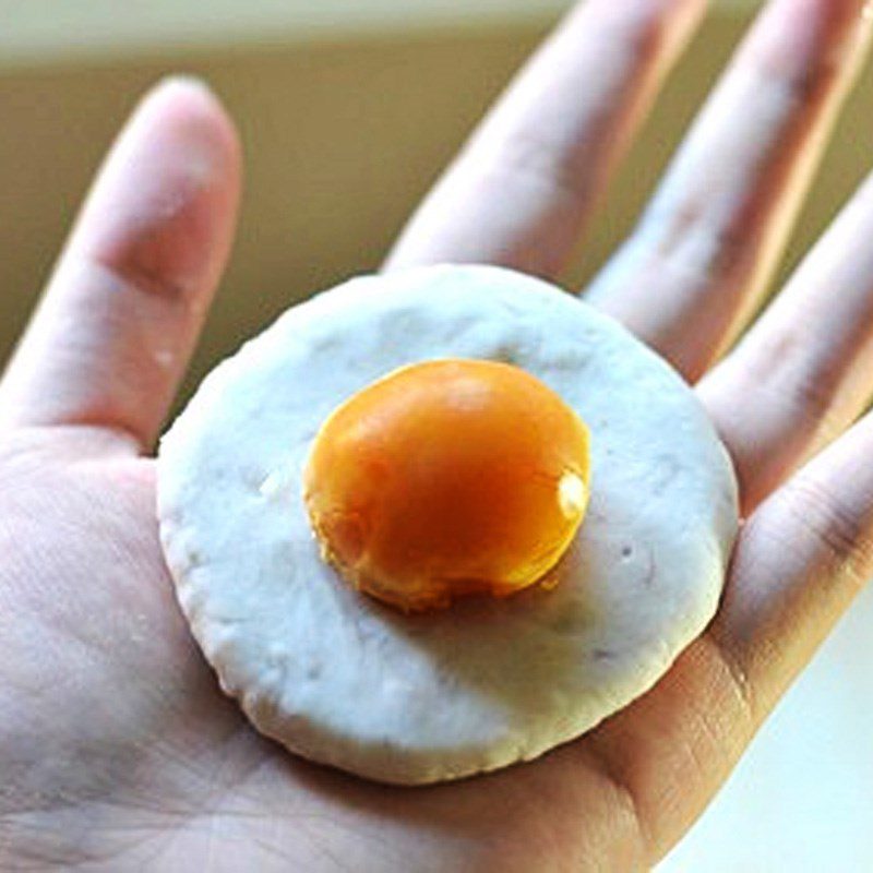 Step 4 Shaping the cakes Fried taro with salted egg filling