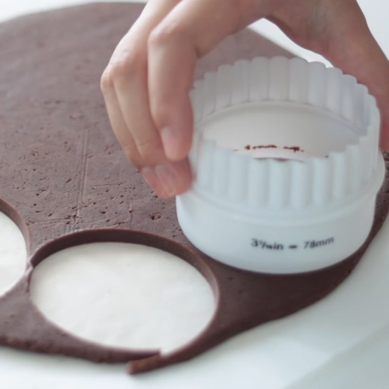 Step 9 Making chocolate cookies for Tiramisu cream-filled cookies