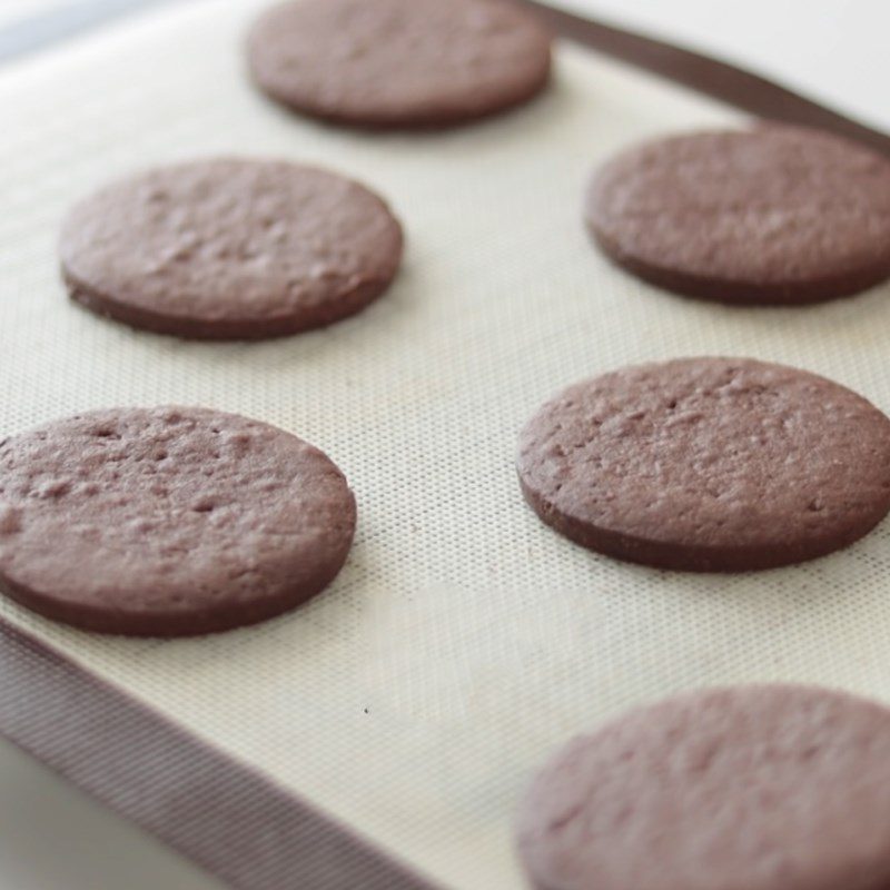 Step 9 Making chocolate cookies Tiramisu cream-filled cookies