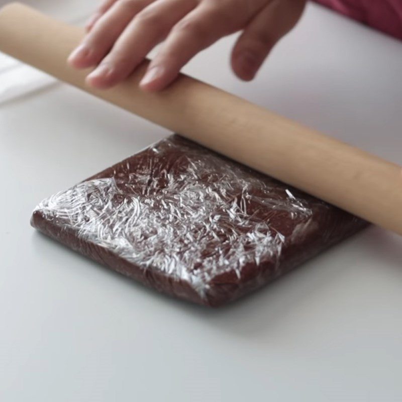 Step 9 Making chocolate cookies for Tiramisu cream-filled cookies