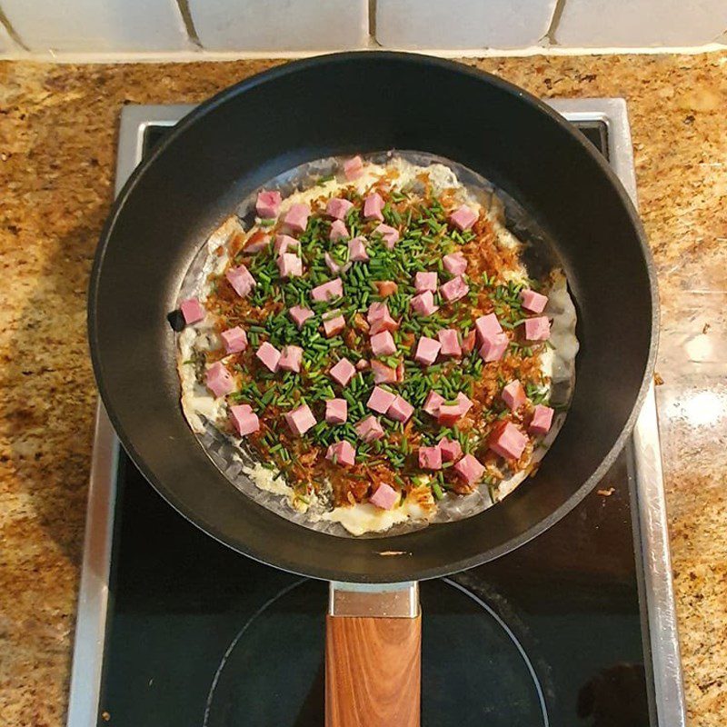 Step 2 Make grilled rice paper grilled rice paper with a pan (recipe shared by users)