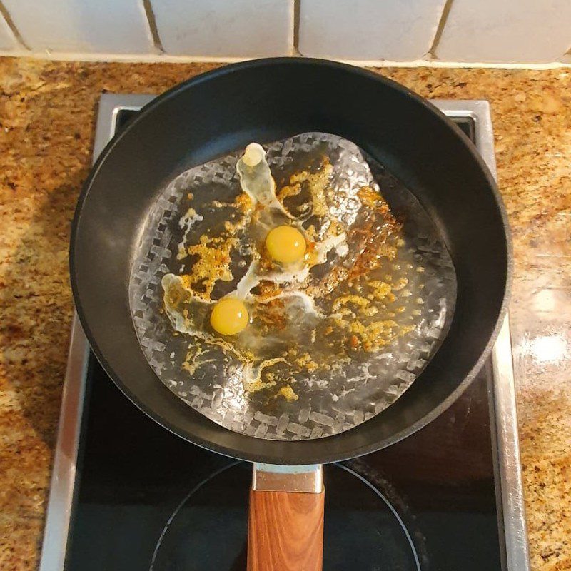 Step 2 Make grilled rice paper grilled rice paper with a pan (recipe shared by users)