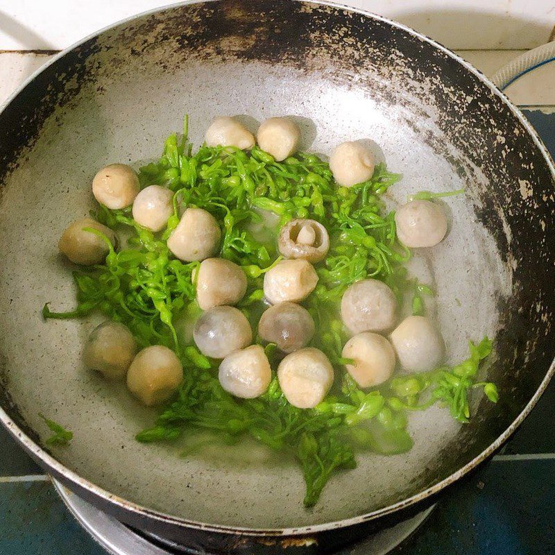 Step 3 Stir-fried Water Spinach and Straw Mushrooms Stir-fried water spinach with mushrooms