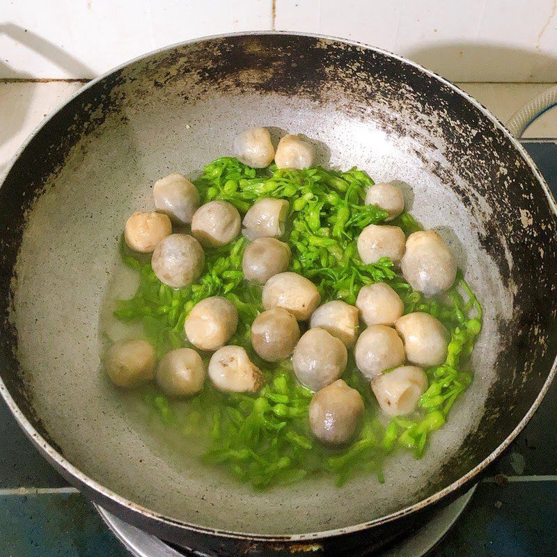 Step 3 Stir-fried Water Spinach and Straw Mushrooms Stir-fried water spinach with mushrooms