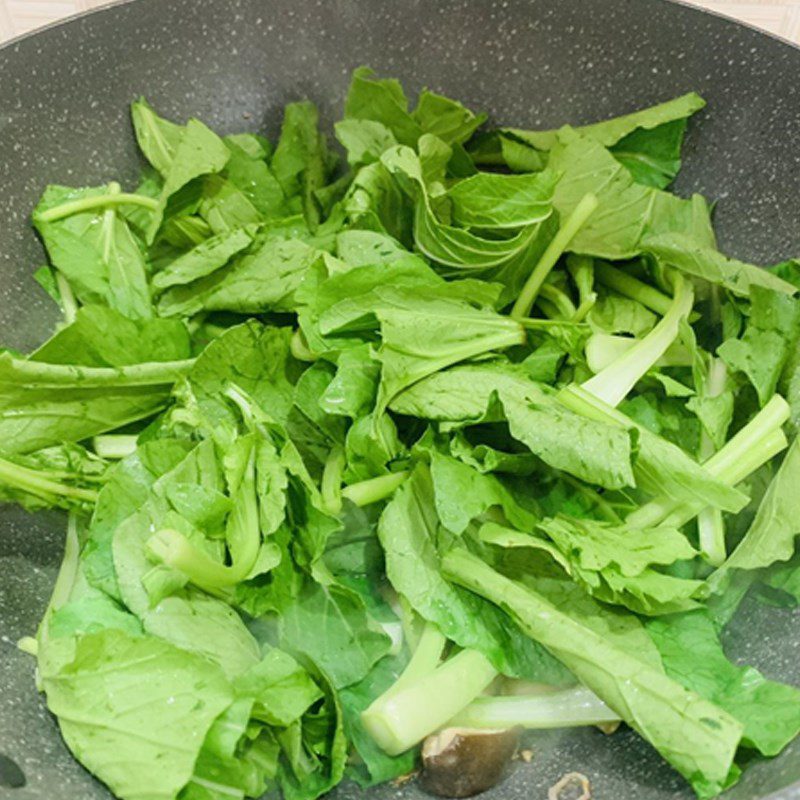 Step 2 Stir-fried sweet mustard greens with mushrooms Stir-fried sweet mustard greens with mushrooms