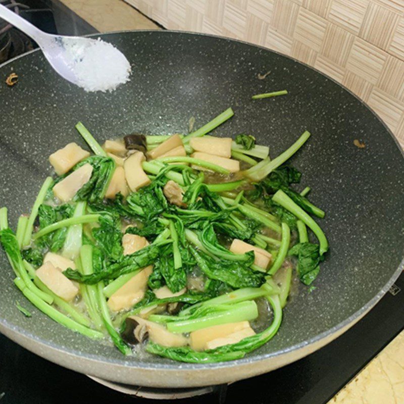 Step 2 Stir-fried mustard greens with mushrooms