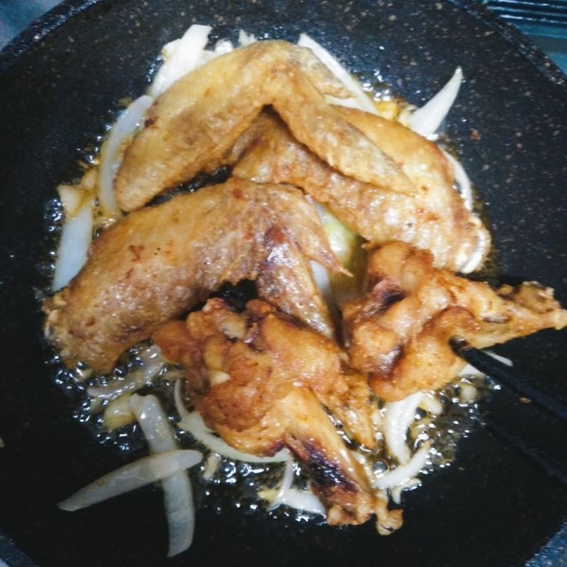 Step 4 Make fried chicken wings with butter garlic sauce Fried chicken wings with butter garlic sauce
