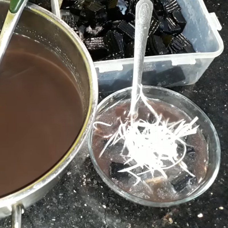 Step 7 Making black bean jelly dessert