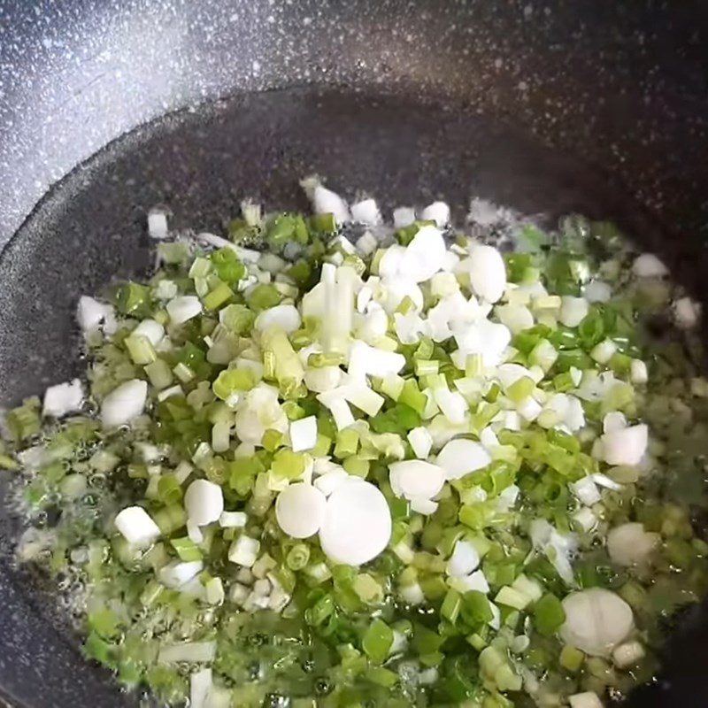 Step 2 Make scallion oil for vegetarian crab steamed bread