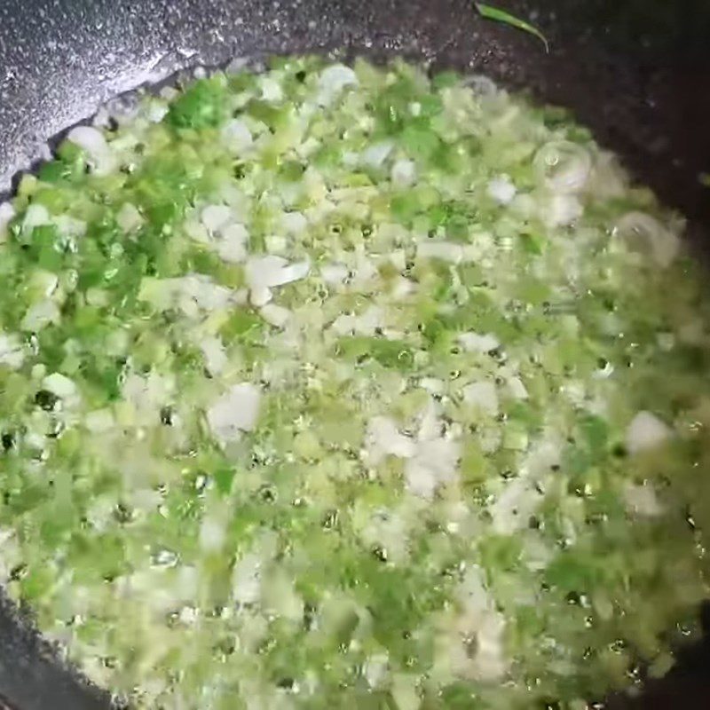 Step 2 Make scallion oil for vegetarian crab steamed bread