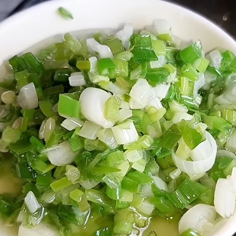 Step 2 Make scallion oil for vegetarian crab steamed bread