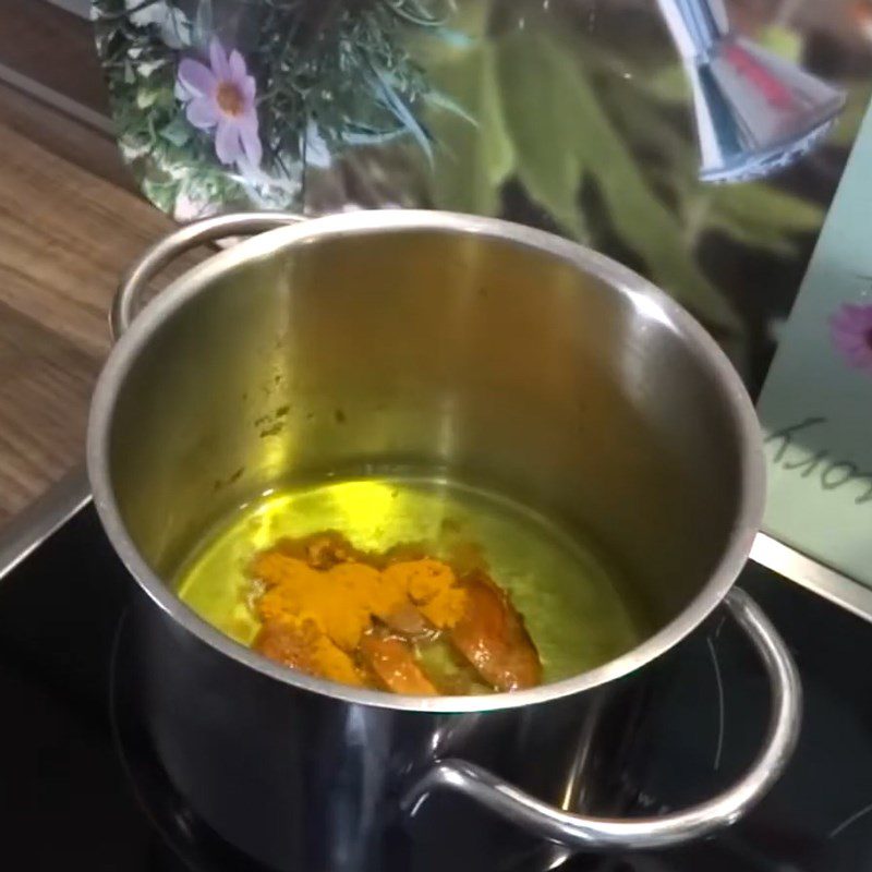 Step 5 Make turmeric oil and brush it on the chicken for chicken noodle with bamboo shoots