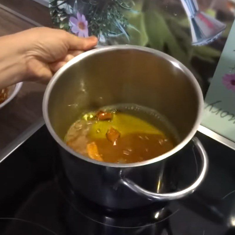 Step 5 Make turmeric oil and brush it on the chicken for chicken noodle with bamboo shoots