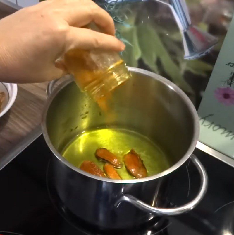 Step 5 Make turmeric oil and brush it on the chicken for chicken noodle with bamboo shoots