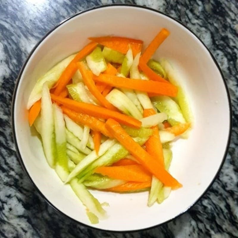 Step 3 Prepare pickled vegetables to serve steamed glutinous rice with oats cooked in a rice cooker