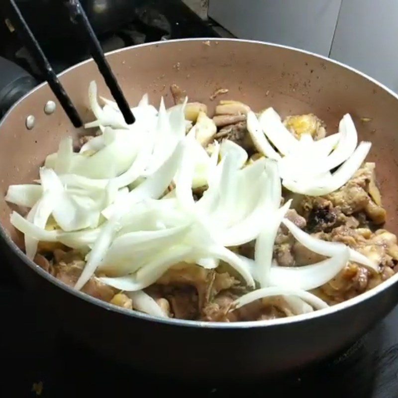Step 4 Stir-fried chicken with onions