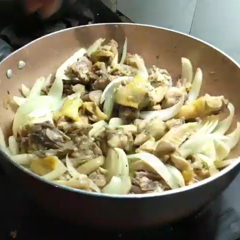Step 4 Stir-fried chicken with onions