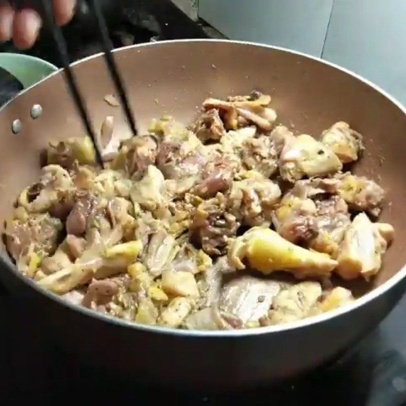 Step 4 Stir-fry the chicken Stir-fried chicken with onion