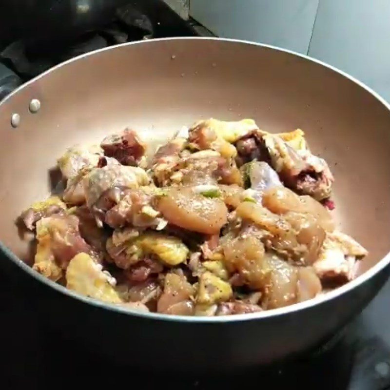 Step 4 Stir-fry the chicken Stir-fried chicken with onion
