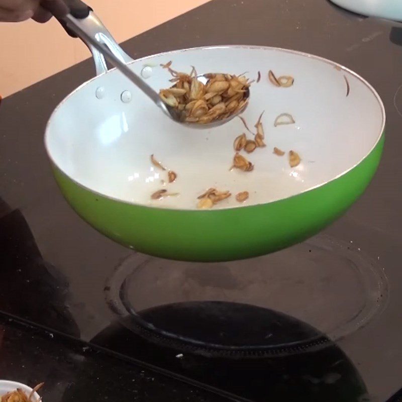 Step 4 Make fried shallots Chicken heart porridge with lotus seeds