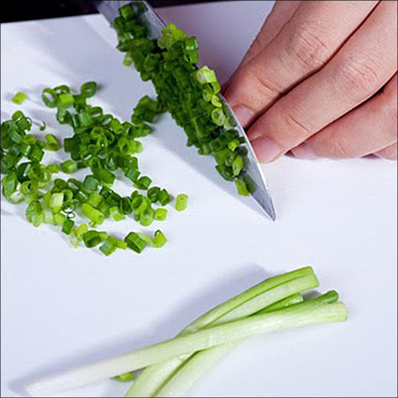 Step 4 Making fried onions and scallion oil for anchovy sticky rice