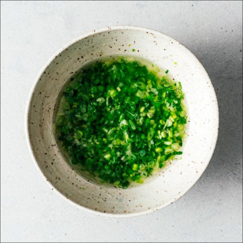 Step 4 Making fried onions and scallion oil for anchovy sticky rice