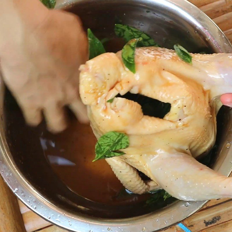 Step 2 Prepare the marinade for fried chicken with whole mac mat leaves