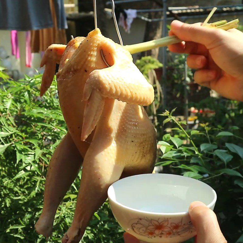 Step 2 Prepare the marinade for fried chicken with whole mac mat leaves