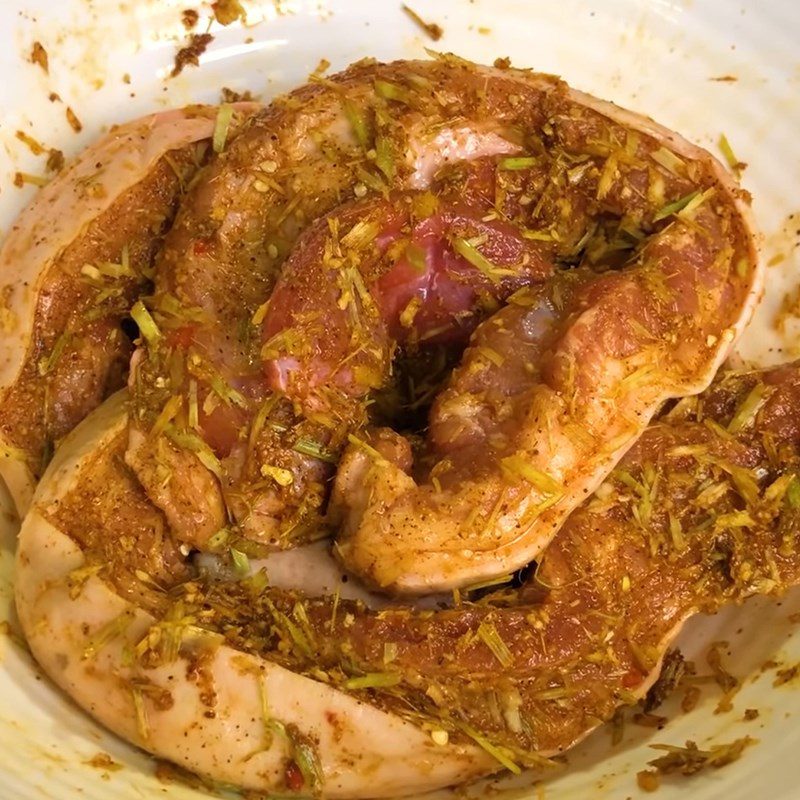 Step 2 Prepare the marinade and marinate the one-sun pork belly with lemongrass and chili