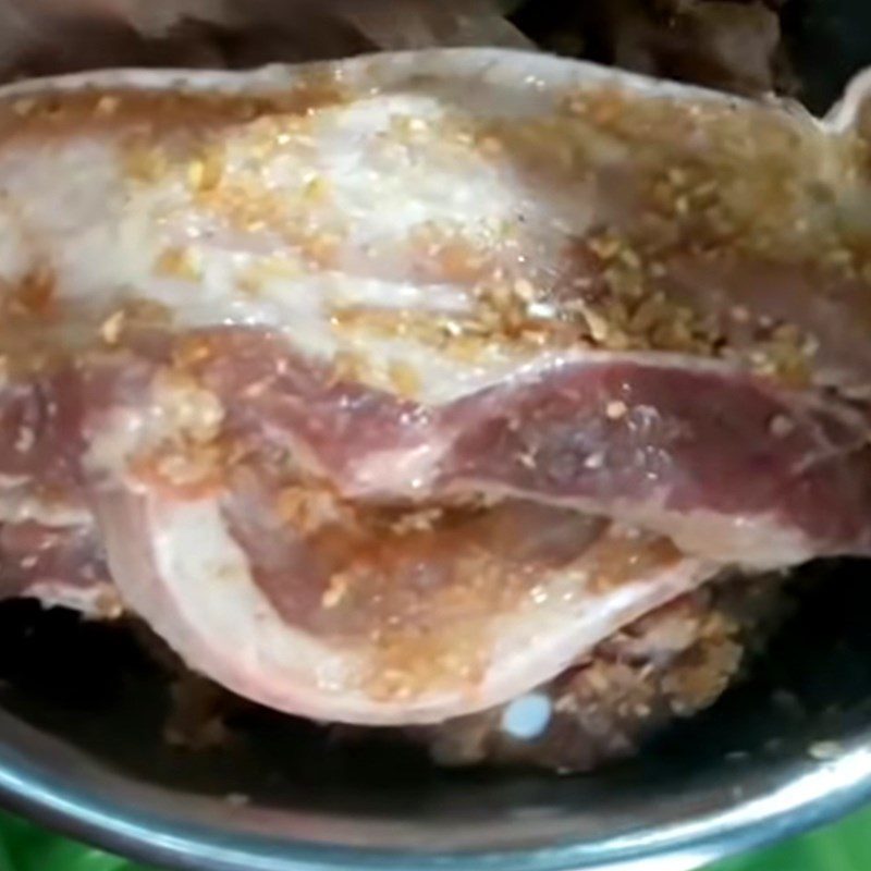 Step 2 Prepare the marinade and marinate the sun-dried pork belly with garlic