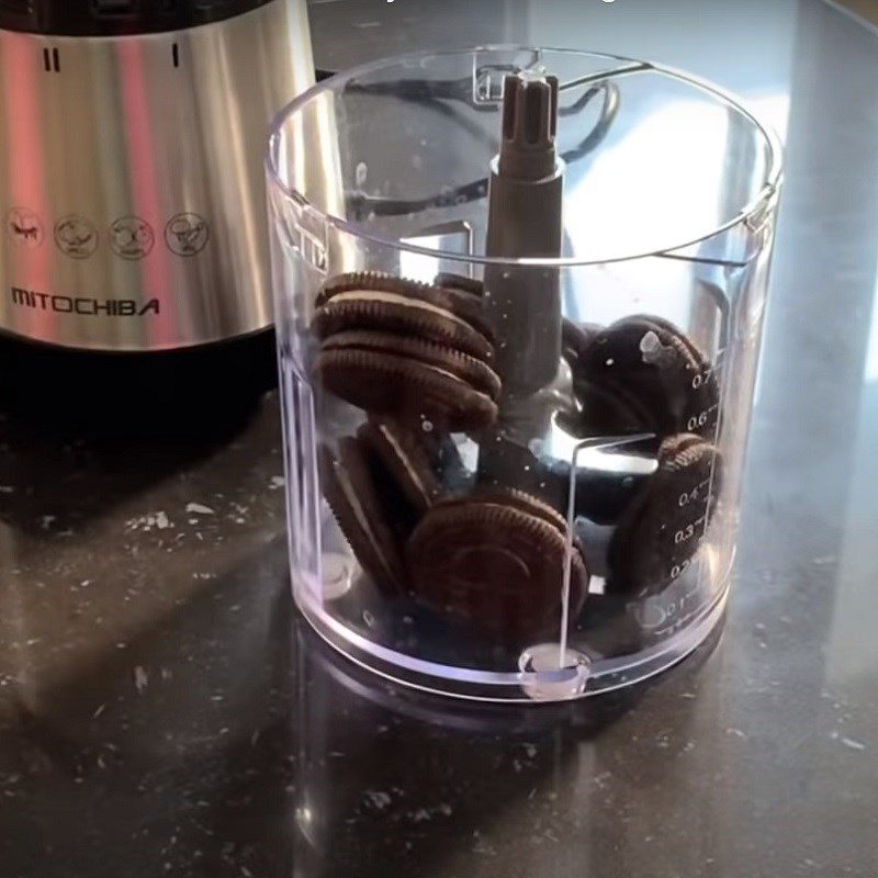Step 1 Make the crushed Oreo layer for Milo Oreo Chocolate Pudding