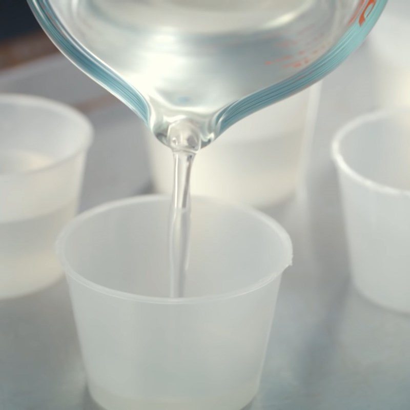 Step 1 Make the base layer of 3D jelly using a syringe