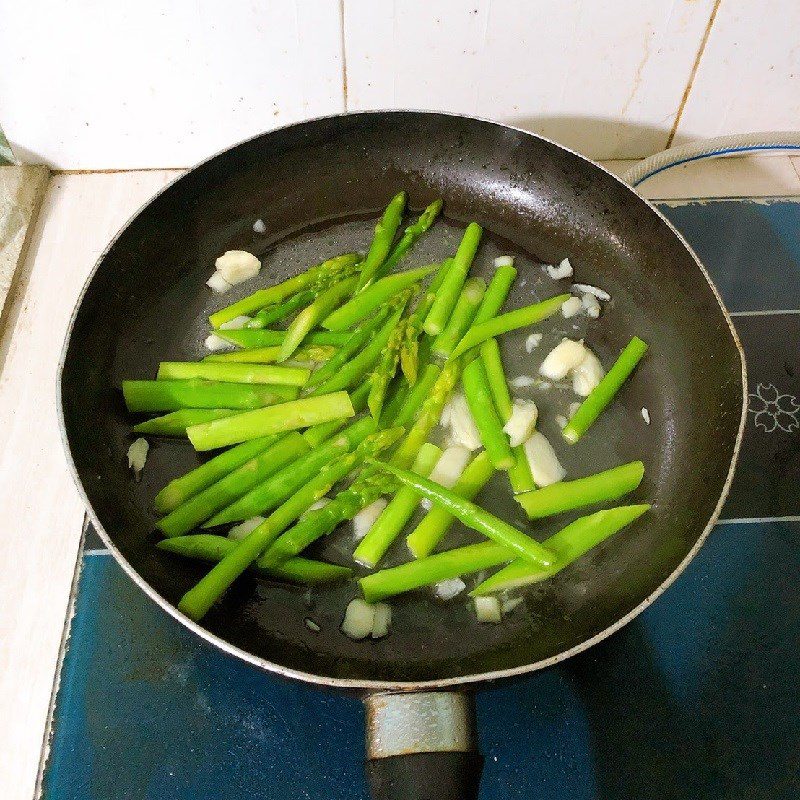 Step 2 Stir-fried asparagus with garlic Stir-fried asparagus with garlic