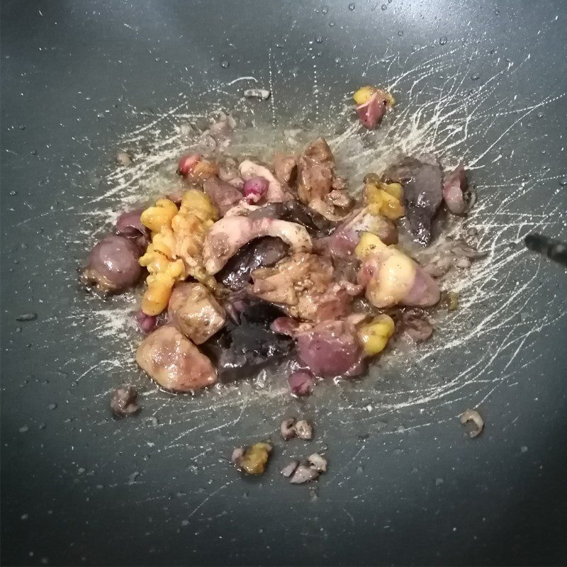 Step 3 Make stir-fried noodles with chicken entrails Stir-fried noodles with chicken entrails