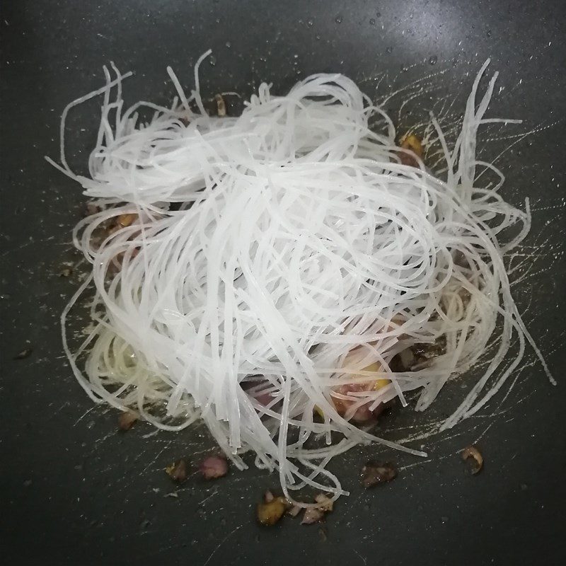 Step 3 Stir-fried rice noodles with chicken intestine Stir-fried rice noodles with chicken intestine