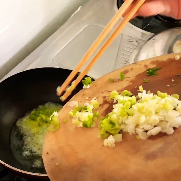 Step 3 Make scallion oil and mix mung bean filling Blue butterfly pea sticky rice cake