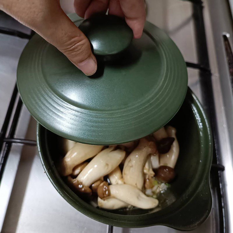 Step 2 Cooking chicken thigh mushrooms with pepper Chicken thigh mushrooms with pepper