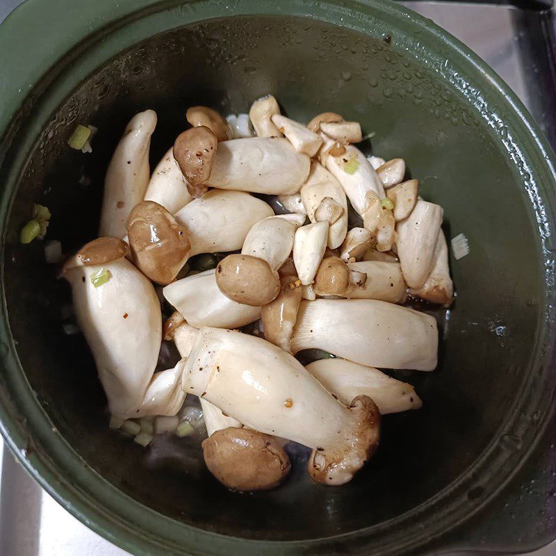 Step 2 Cooking chicken thigh mushrooms with pepper Chicken thigh mushrooms with pepper