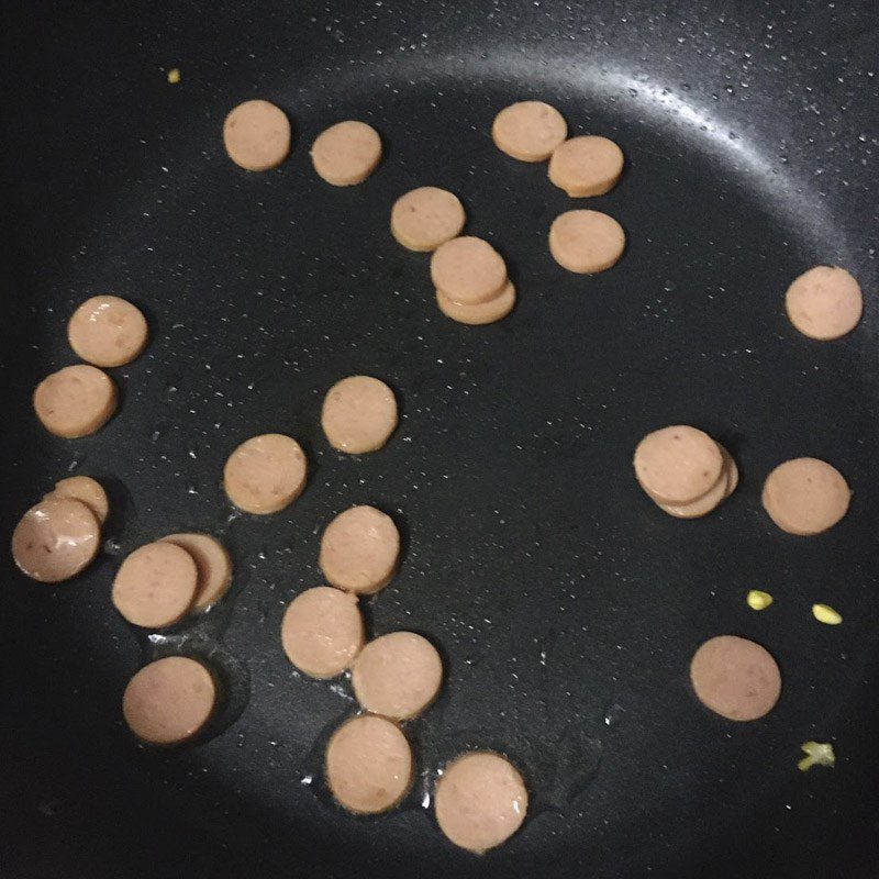 Step 5 Making the filling for sausage pizza using a non-stick pan