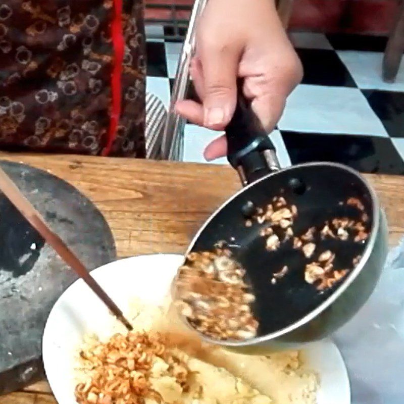 Step 6 Make the filling Phu Tho cassava cake