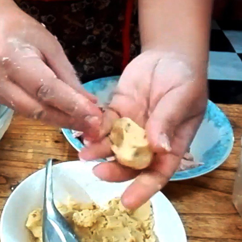 Step 6 Make the filling Phu Tho cassava cake