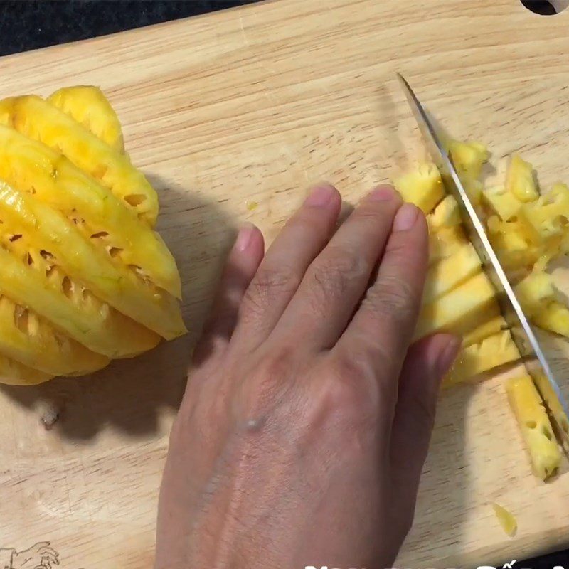 Step 3 Make the pineapple filling for steamed bread with pineapple filling