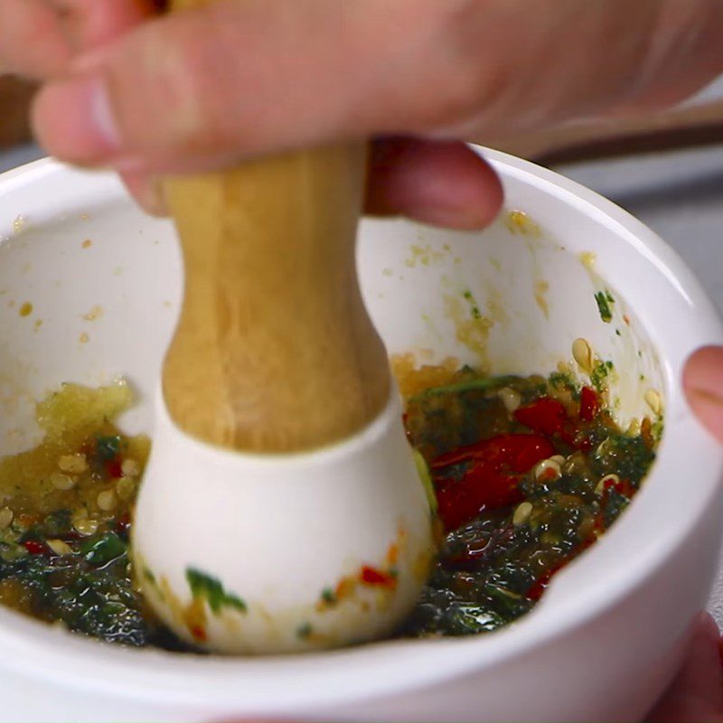 Step 4 Make dipping sauce for steamed beef with lemongrass and pandan leaves