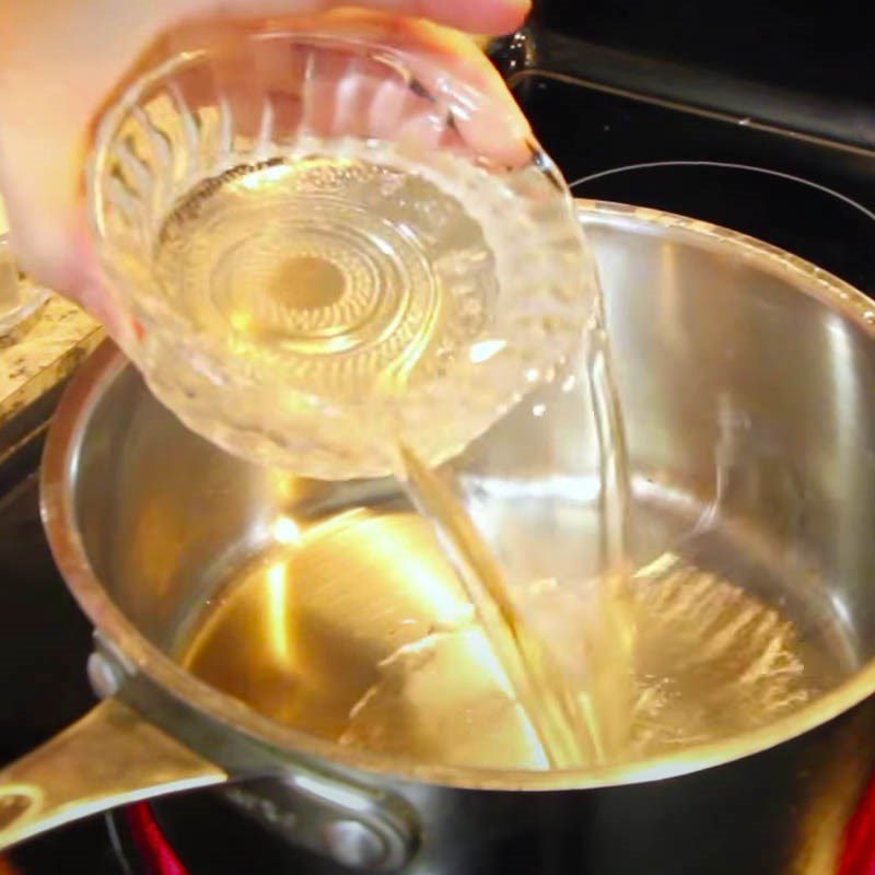 Step 1 Make the vinegar and sugar sauce for Multicolored Thai Beef Salad
