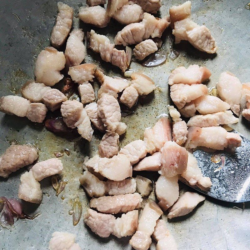 Step 3 Sauté the meat for Braised Scomber Fish with Pork Belly